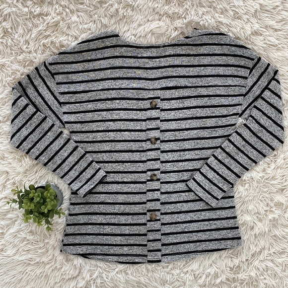 Mine Button Back Scoop Neck LS Top 💗 Heather Gray & Black - Picture 4 of 16